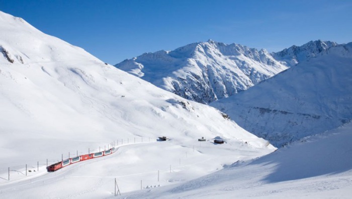Экспресс, соединяющий железнодорожные станции двух крупнейших горных курортов Св. Морица и Церматта в швейцарских Альпах.