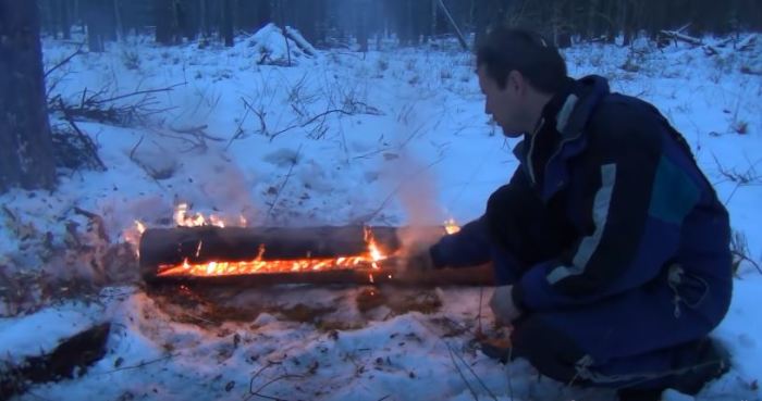 Простой способ сделать костер из одного бревна