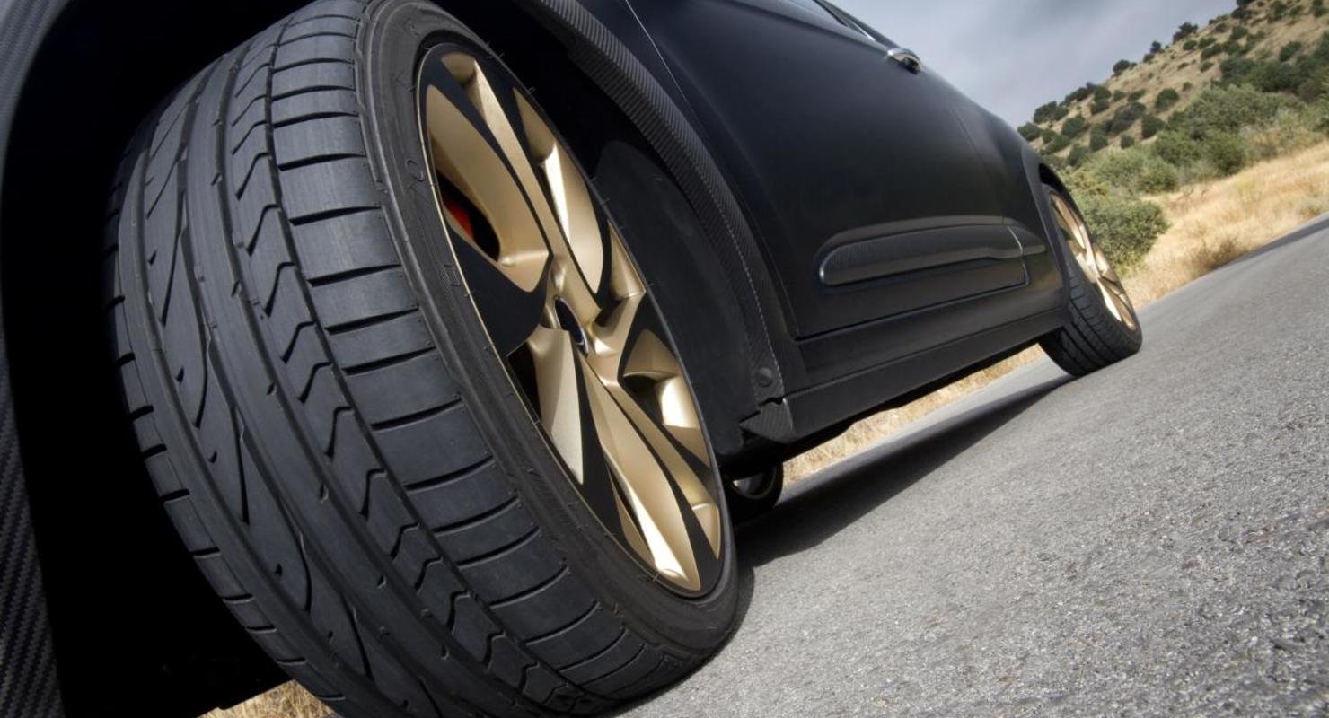 Юрист пояснил, какие проблемы возможны у автомобилистов в РФ из-за шин другого размера