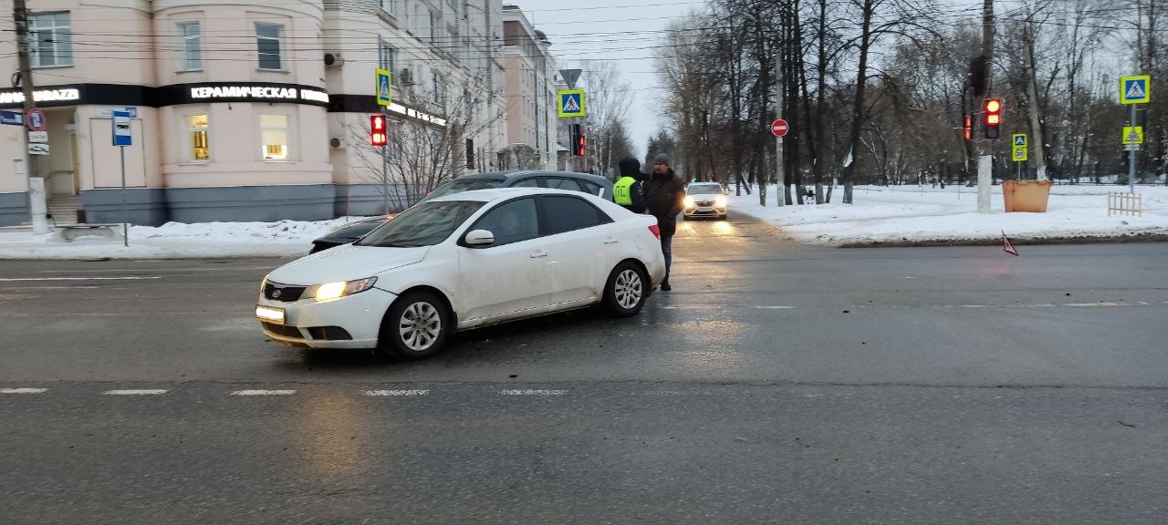 Две иномарки столкнулись на улице Благоева в Твери