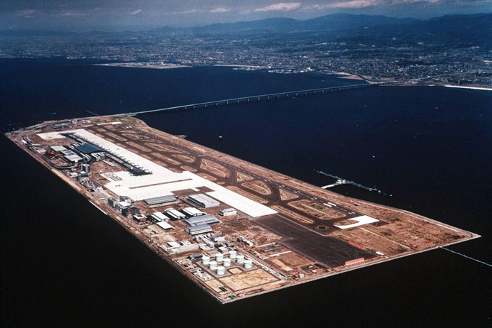 Аэропорт Кансай в Осакском заливе (Япония) построен на рукотворном острове. Его размеры – всего четыре километра в длину и один в ширину. За восемнадцать лет существования он уже пережил землетрясение в 1995 году и тайфун в 1998: его конструкция способна выдержать практически любые стихийные бедствия. Однако настоящая опасность для аэропорта - быстрое проседание грунта