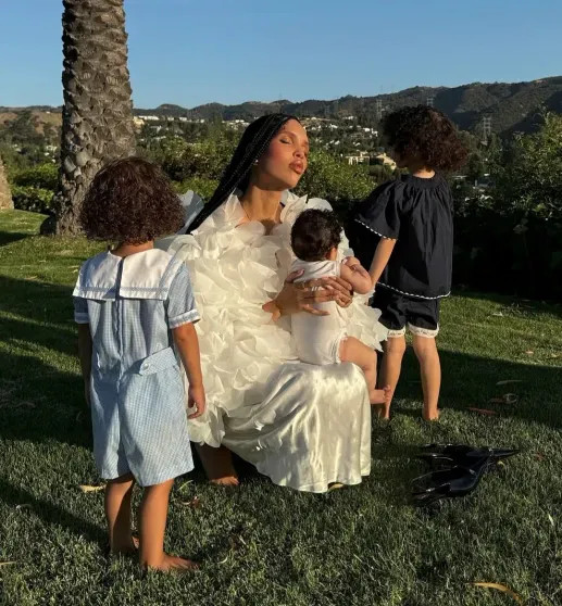 Нара Азиза с детьми