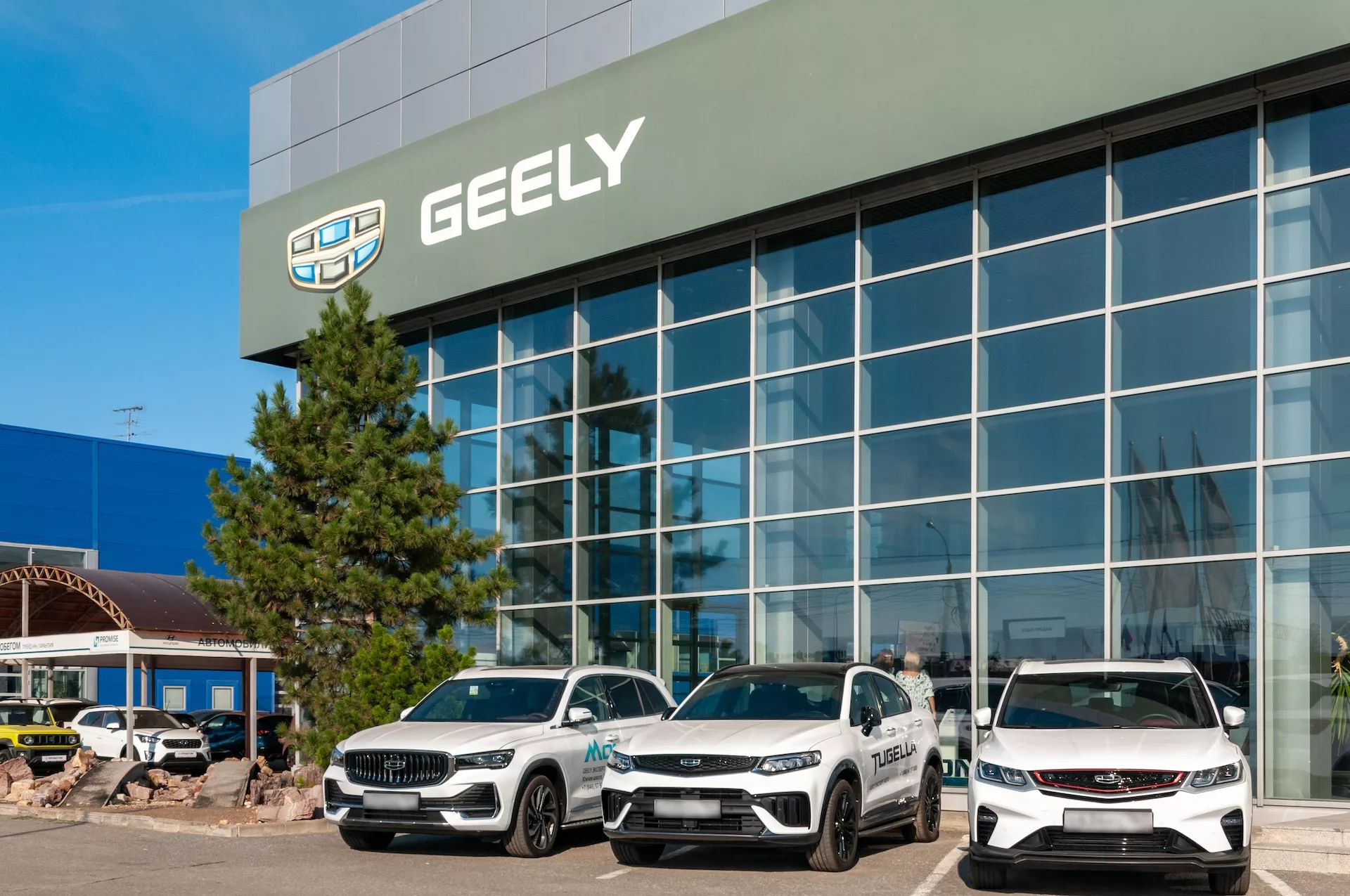 Geely отчиталась о росте мировых продаж автомобилей на 20%