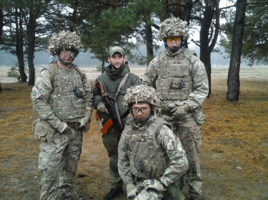 Иностранные наёмники в Авдеевке "братаются" с украинским военным