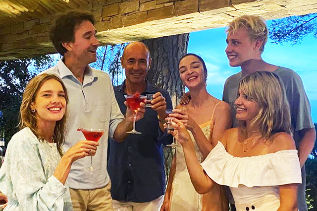 "Лето, вернись!": Наталья Водянова поделилась отпускным снимком с мужем Антуаном Арно, сыном Лукасом и друзьями