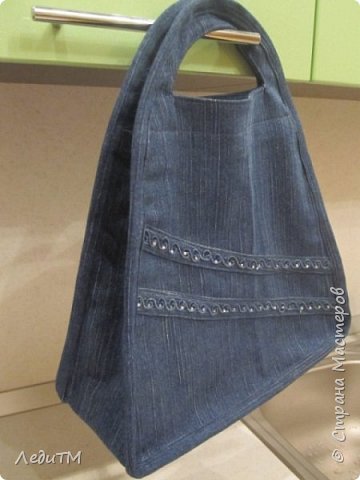 Джинсовая сумочка из старых джинсов своими руками сумки, сторону, сторона, другая, деталь, стразами, лицевую, ручки, чтобы, будет, видно, джинсы, сумка, которая, части, нашей, переднюю, также, образовывать, заднюю