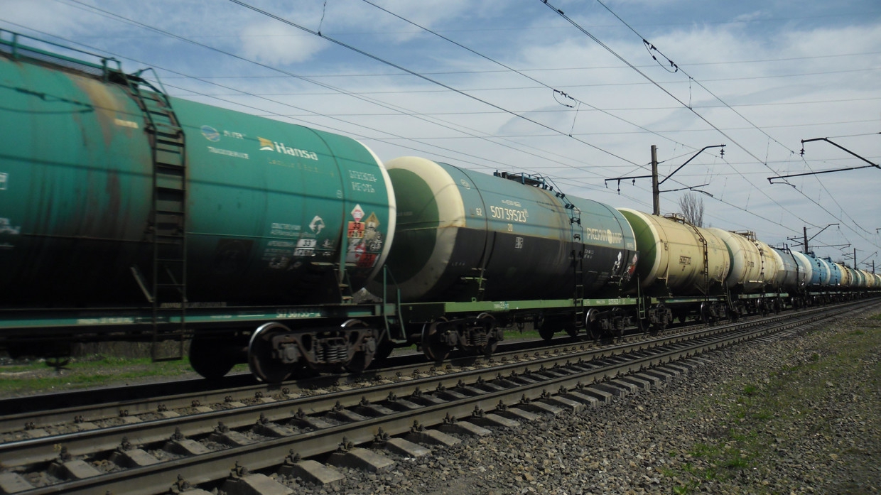 Цистерна с азотной кислотой протекла на железнодорожной дороге в Тюмени Происшествия