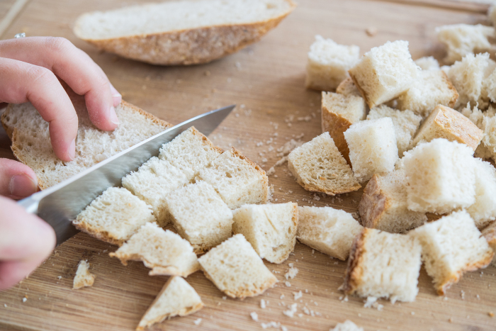 Основа блюда - хлеб, который необходимо нарезать небольшими кубиками / Фото: elektro.guru