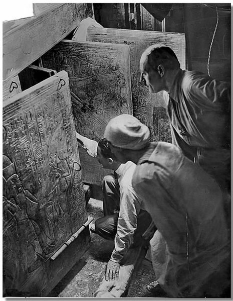 16.02.1923 Г.Картер вскрыл гробницу Тутанхамона, где стоял огромный деревянный саркофаг, обитый золотыми пластинами. интересно, история, фото