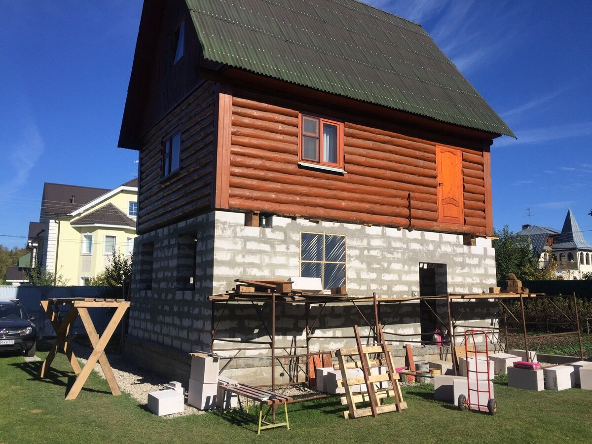 Подняли дом домкратами Подняли дом домкратами дача,дом,ремонт и строительство