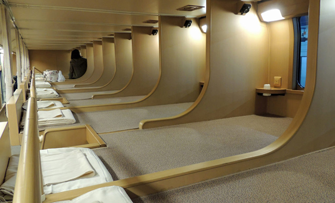 Смотрим плацкарт в японском ночном поезде. Все пассажиры спят на одной большой полке Культура