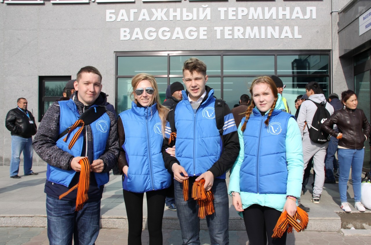 Ну вот куда они с георгиевской ленточкой попёрлись?