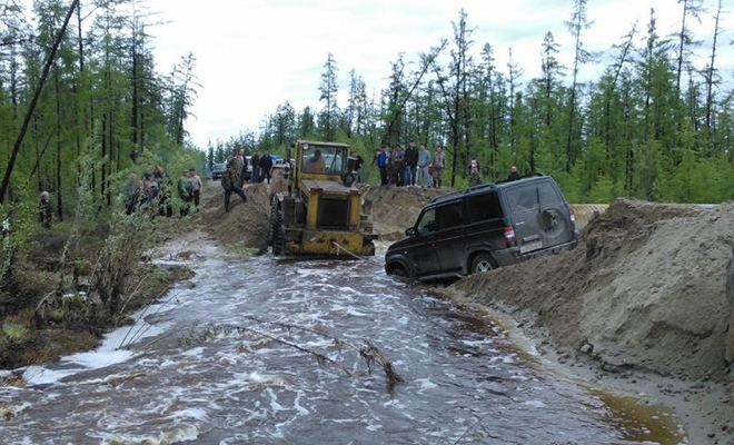 Сибирская трасса Колыма превратилась в реку. Водители пробираются сквозь волны: видео