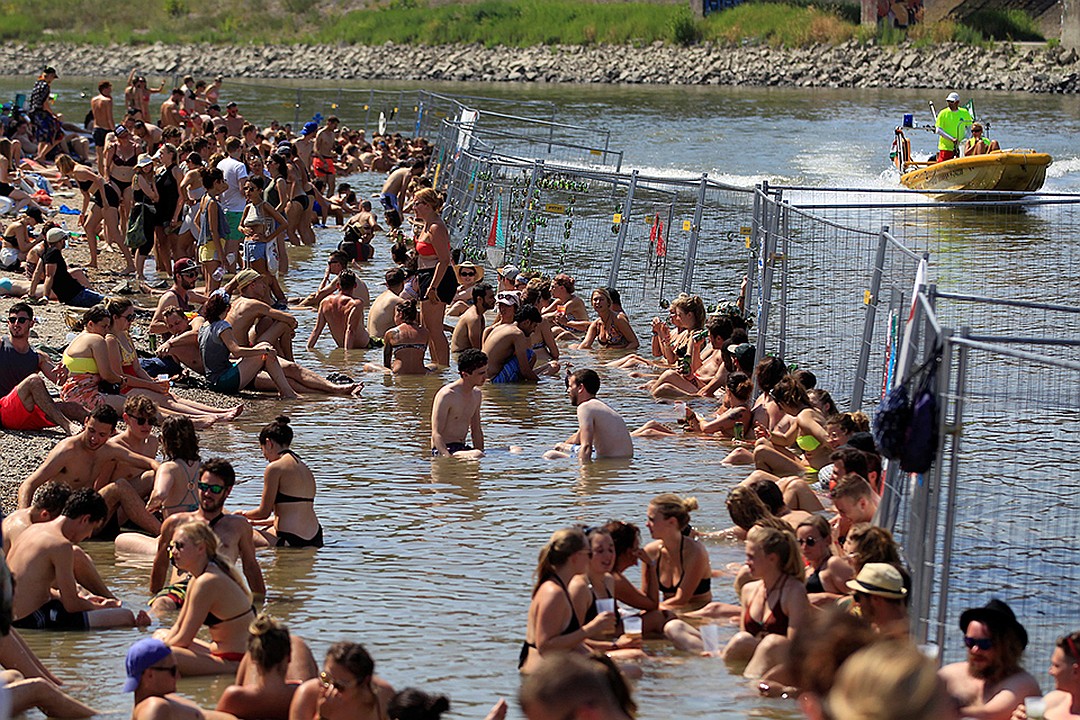 Зрители музыкального фестиваля в столице Венгрии отдыхают от жары в водах Дуная. Фото: REUTERS