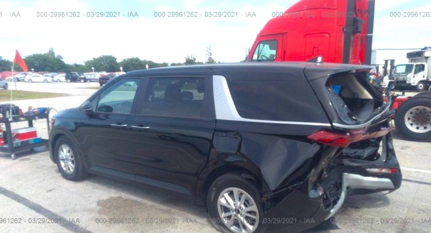 В США новый KIA Carnival попал в ДТП — стоимость ремонта превышает 1.3 миллиона рублей