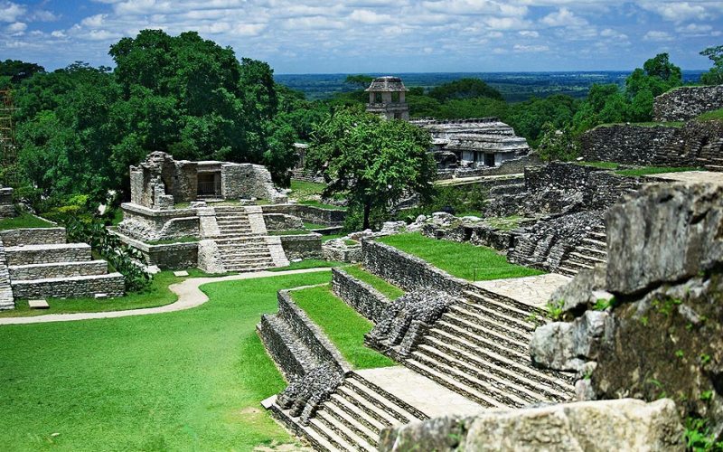 Никто точно не знает причины падения империи майя. Ученые предлагают на выбор несколько гипотез – от засухи и тотального голода до перенаселенности и изменений климата.