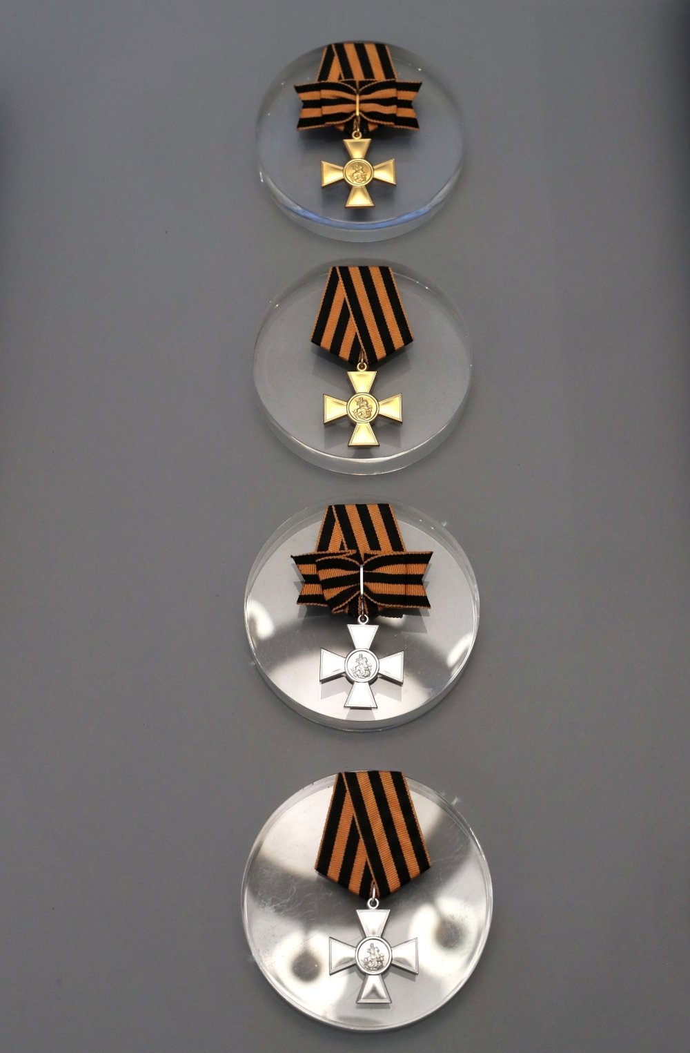 Знак отличия Военного ордена Св. Георгия - Георгиевские кресты первой, второй, третьей и четвертой степеней. Фото: Виталий Белоусов / РИА Новости