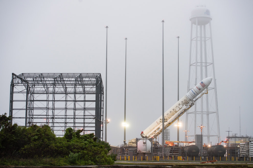 Orbital ATK CRS-9 Raising on the Pad