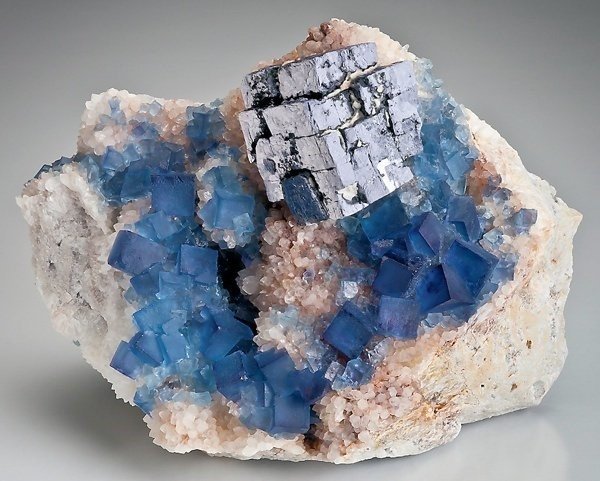 Галенит длиннопост, камни, минерал, человек