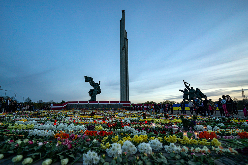 Война с памятью. Зачем Сейм Латвии уничтожает народный монумент? Аналитика