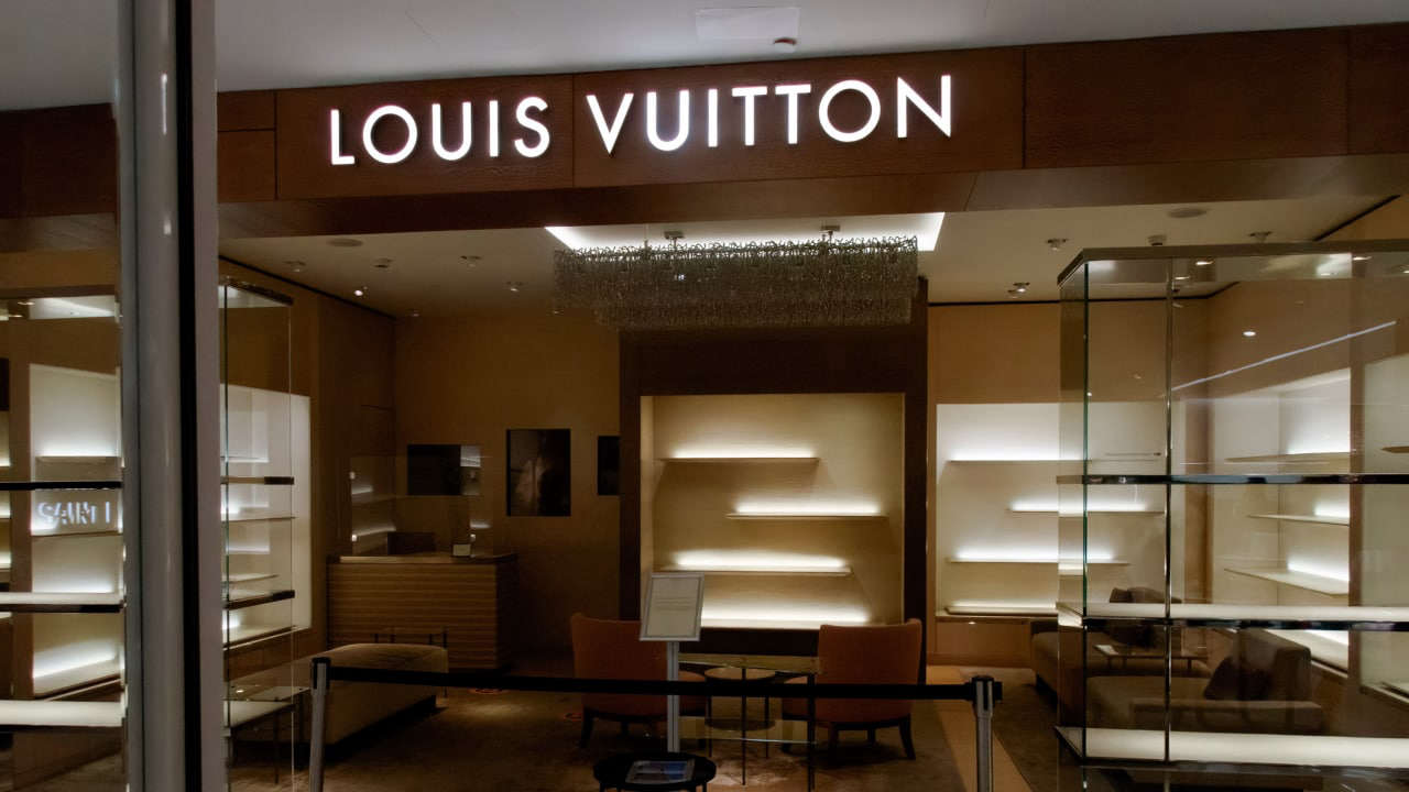 Цум закрыт. Модный дом Louis Vuitton. Пустой ЦУМ. Закрытый бутик в ЦУМЕ. Louis Vuitton дом моды.