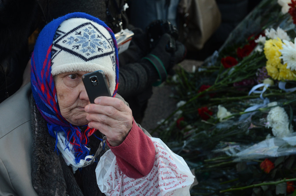 Тетет. Бабка со смартфоном. Бабушка с телефоном. Бабка с мобильником -телефон -модная -смартфон. Бабуля с телефоном.