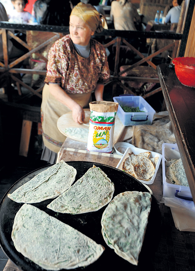 Кутабы - плоские лепёшки с мясом или сыром с зеленью - готовят прямо при вас. Фото Анатолия ЖДАНОВА/«Комсомольская правда»