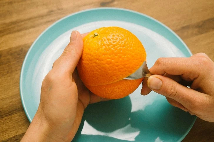 Как сделать свечи в апельсине: простой мастер-класс кожуры, апельсин, кожуру, положите, апельсина, с отверстием, линию, свечку, Простой, оставить, неповреждённойДойдите, поверните, до макушки, а затем, рукой, и она, отделитсяПодобным же, образом, снимите, Постарайтесь