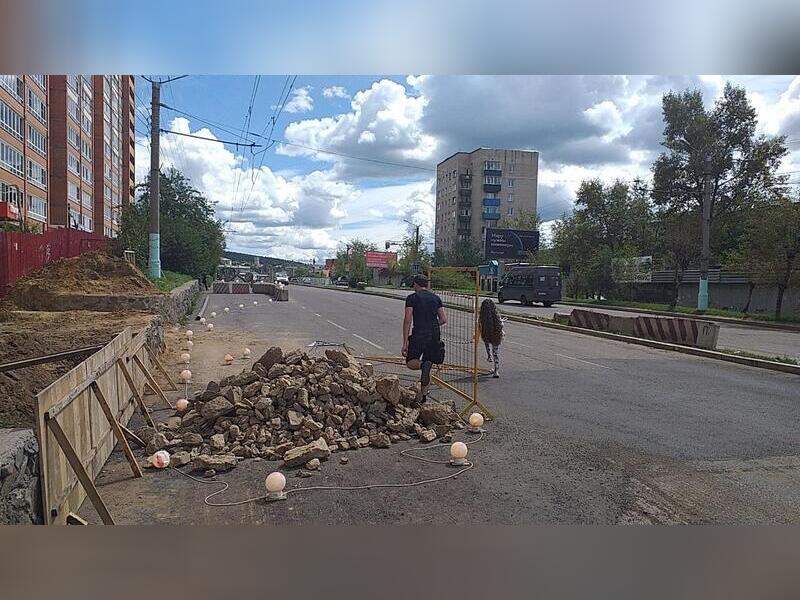 Пешеходы в Чите шли по проезжей части из-за кривого перекрытия дороги