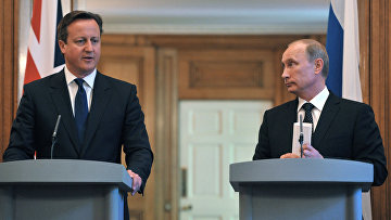 Президент России Владимир Путин (справа) и премьер-министр Великобритании Дэвид Кэмерон