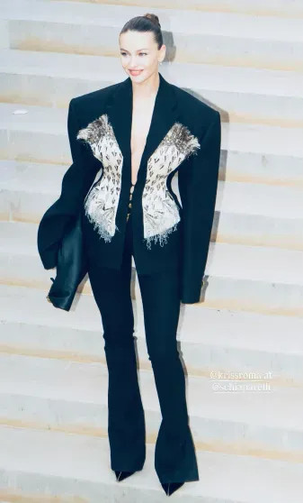 Кристина Романова, Оксана Бондаренко, жена главы Газпромбанка Даша Попова и экс-супруга беглого банкира Татьяна Корсакова на показе Schiaparelli instagram (инстаграм),социальная сеть,isabel marant,saint laurent,андрей акимов,Андрей Бородин,банк,город москва,белой дачи,вита клац,владимир цыганов,Владислав Доронин,Газпромбанк,г,Москва [1405113],дарья бондаренко,дарья лисиченко,дарья попова,даур каролин,Диана Крюгер,Елена Перминова,Ирина Шейк,кристина романова,марка эйдельштейна надя ли коэн,оксана бондаренко,татьяна корсакова,ферраньи кьяра,ханна леони