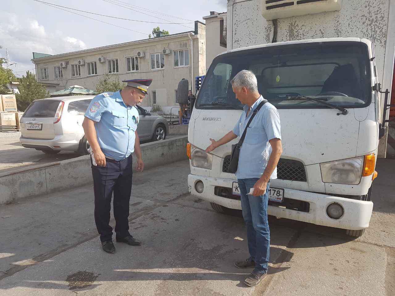 Работа водитель симферополь сегодня. Водитель за рулем автобуса. Вакансии в ялте водитель. Водитель микроавтобуса. Объявление требуется водитель экспедитор образец.