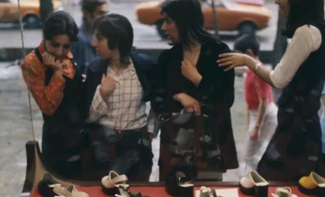 Женщина на дне рождения в Иране, фото из 1972 года. Через 7 лет все изменится 