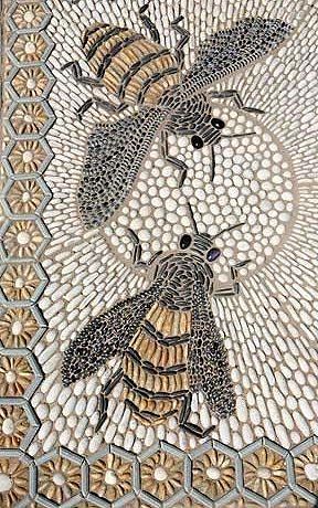 Декор из гальки. Смотрится красиво, но как долго и кропотливо это делали! handmake,поделки для сада,поделки своими руками,разное