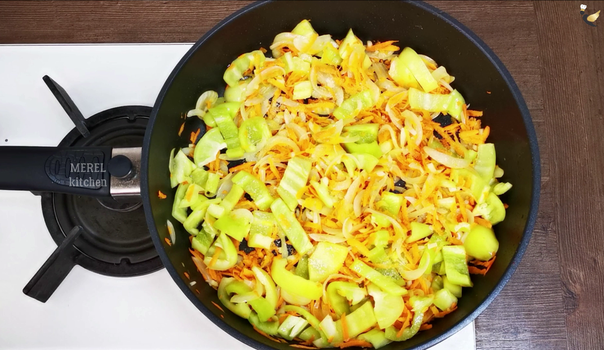 Попробовал в гостях вкусное молдавское блюдо «Манджа» с баклажанами, очень понравилось. Готовил дома уже три раза и хочется еще баклажаны, очень, готовлю, штуки, отправляю, можно, сковородку, кубиком, просто, баклажанами, шинкую, мелко, понадобится, обжариваю, чесноком, молодые, блюдо, нарезаю, остальным, овощам