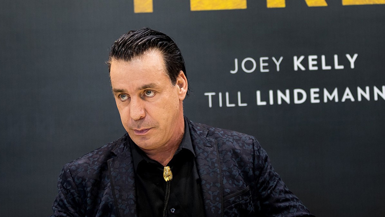 Солист Rammstein получил предписание о соблюдении антиковидных мер