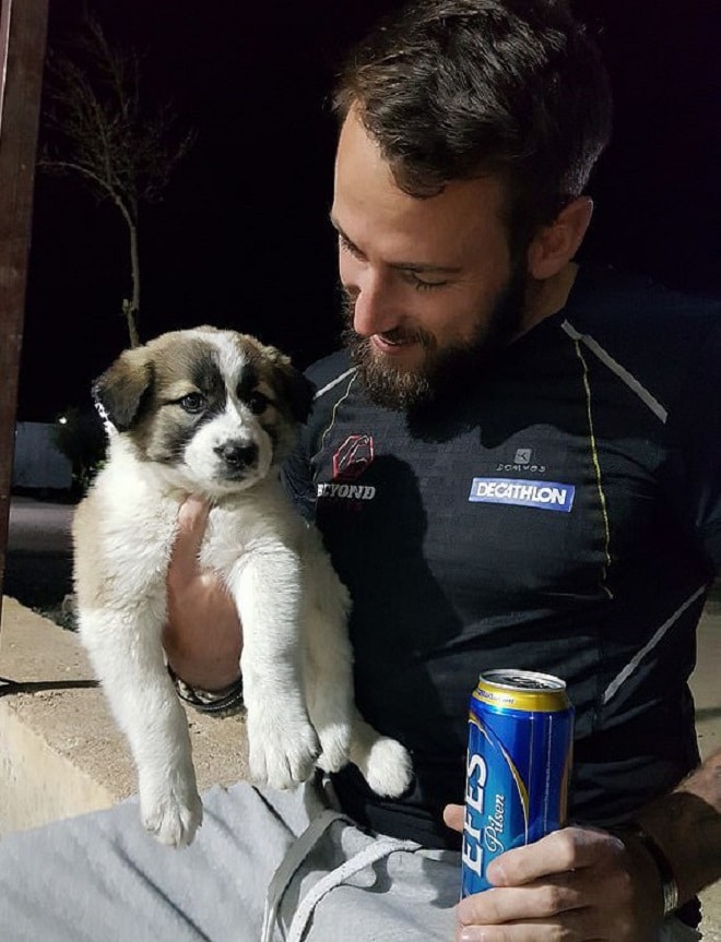 Британский солдат, спасший щенка из-под рухнувшего здания, встретился с ним только через семь месяцев Британский солдат, спасший щенка из-под рухнувшего здания, встретился с ним только через семь месяцев