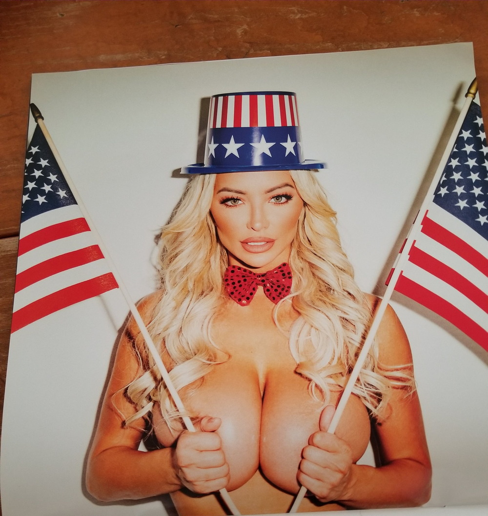 26-летняя американская модель Линдси Пелас (Lindsey Pelas) в календаре на 2...