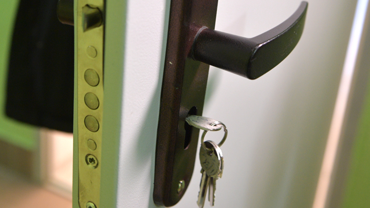 Сироте не дали квартиру и обвинили в неуважении к власти Сироте не дали квартиру и обвинили в неуважении к власти россия