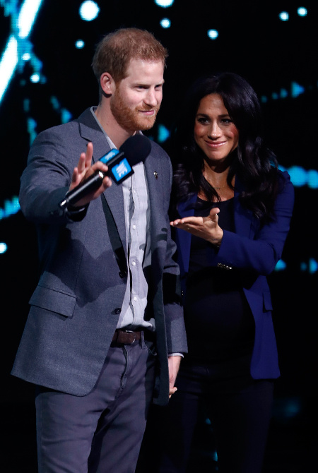 Не по сценарию: Меган Маркл неожиданно вышла на сцену Уэмбли к принцу Гарри Монархи / Британские монархи