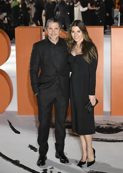 Пенелопа Крус, Кристиан Бэйл и Питер Сарсгаард с жёнами на премьере фильма "Невеста" gareth cattermole,warner bros,джейкоб элорди,джеймс уэйла,джесси бакля,кристиан бейл,Кристиан Бэйл,Мэгги Джилленхол,Мэри Шелли,Пенелопа Крус,Питер Сарсгаард,прометей современный