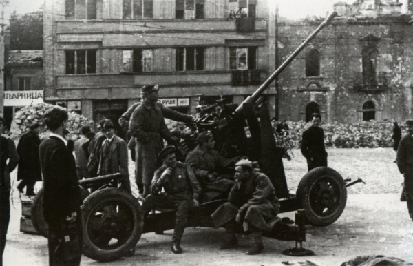 Советское зенитное орудие в Белграде. 1944 год. Источник: http://smolbattle.ru/threads/Зенитчики-Фото-до-1945-года.50786/page-5