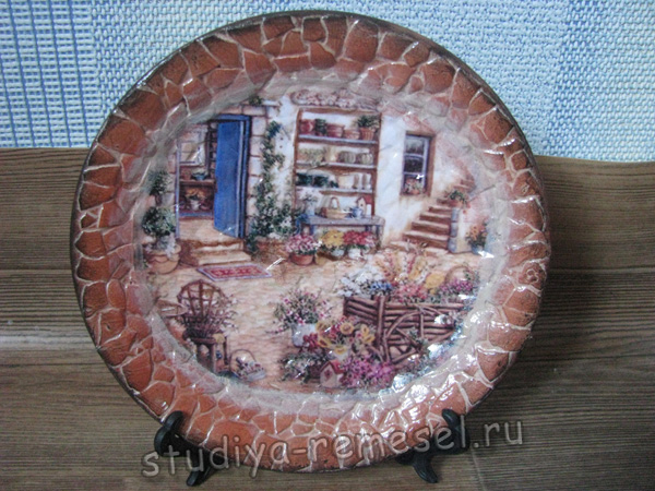 Декоративная тарелка с шахматным узором из полимерной глины своими руками