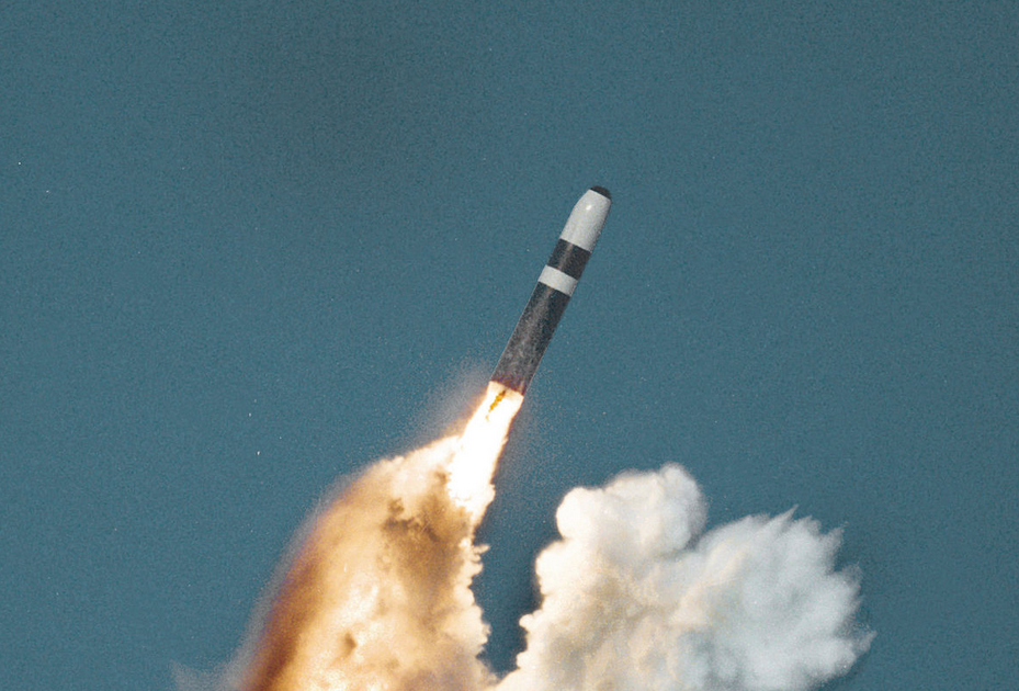 Вот так выглядит настоящий старт ракеты "Трайдент-2", если его не производят бравые подводники с британской АПЛ. Фото "Звёзды и полосы".