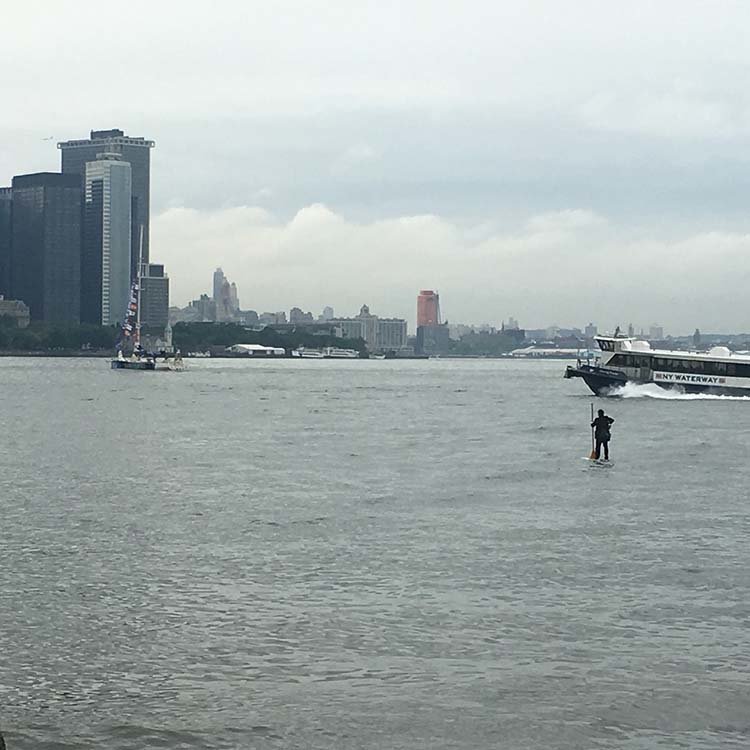 В Нью-Йорке мужчина, опаздывая на встречу, переплыл реку Гудзон на доске для сёрфинга в мире, встреча, история, люди, сёрфинг