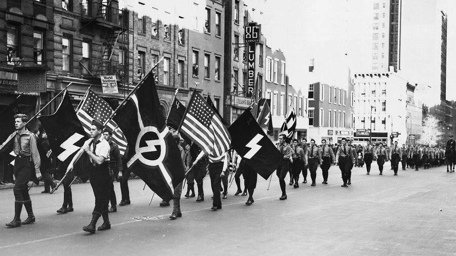 <p>Парад Немецко-американского союза в Нью-Йорке, 1937 год. Обложка © Getty Images / Hulton-Deutsch Collection / Corbis</p>
