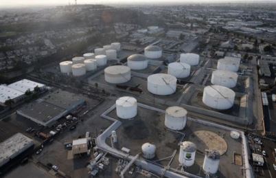 FILE PHOTO: Oil storage containers are seen, amid the coronavirus disease (COVID-19) pandemic, in Los Angeles, California, U.S., April 7, 2021. REUTERS/Lucy Nicholson