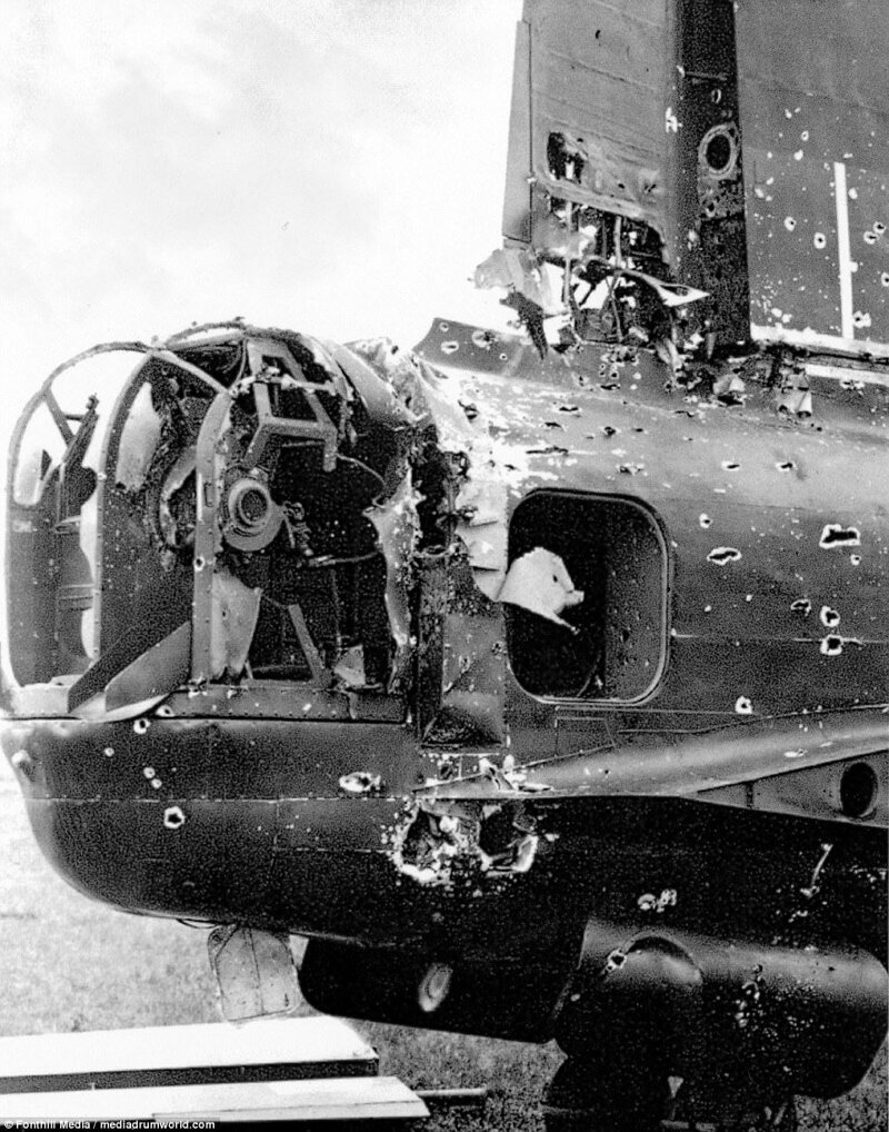 Хвостовая часть британского бомбардировщика "Стирлинг" BF517/AA:O из 75-й бомбардировочной эскадрильи, получившего повреждения в ходе ночного налёта на Дайсбург, в 30 милях к северу от цели. 26 апреля 1943 г. Великая Отечественная Война, архивные фотографии, вторая мировая война