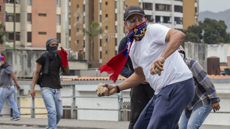 Участники беспорядков в Венесуэле