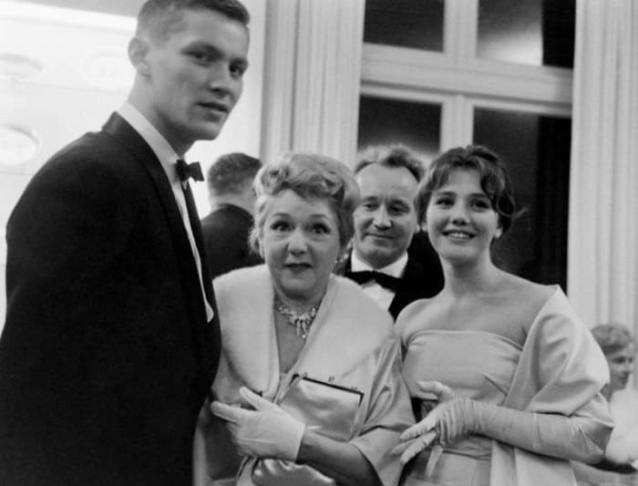 Владимир Ивашов, Мэри Пикфорд и Жанна Прохоренко в США, 1960 | Фото: kino-teatr.ru Советские «двойники» западных звезд: Кого из актрис называли нашими Софи Лорен и Одри Хепберн
